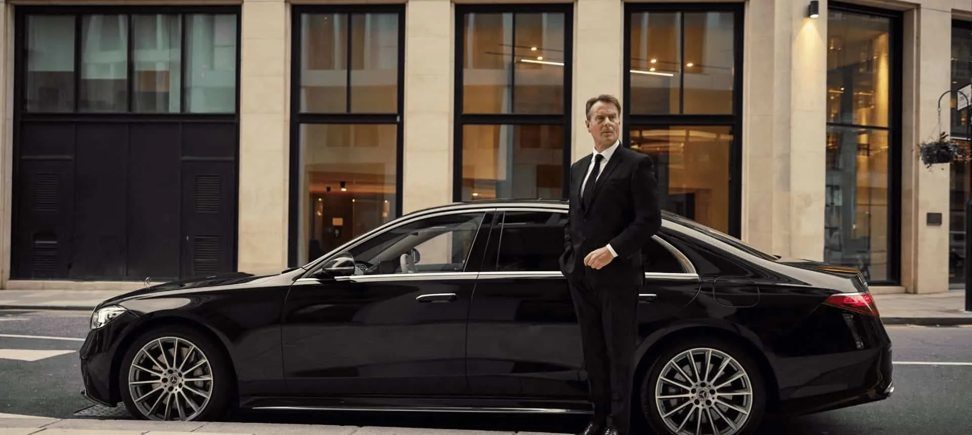 Silberne Limousine, bereit für den Abholservice am Flughafen.