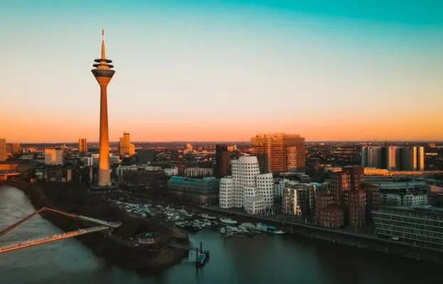 Sonnenuntergang über dem modernen Düsseldorfer MedienHafen mit Blick auf den Rheinturm.
