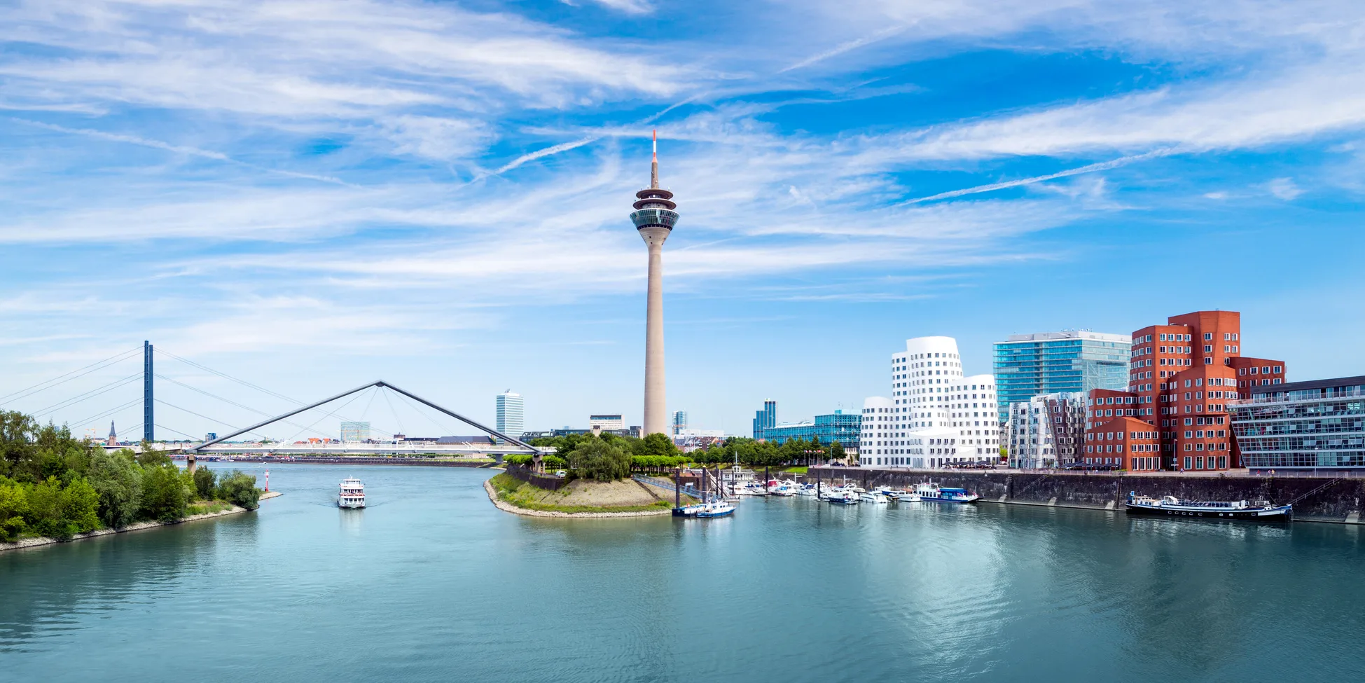 Sonnenuntergang über dem modernen Düsseldorfer MedienHafen mit Blick auf den Rheinturm.