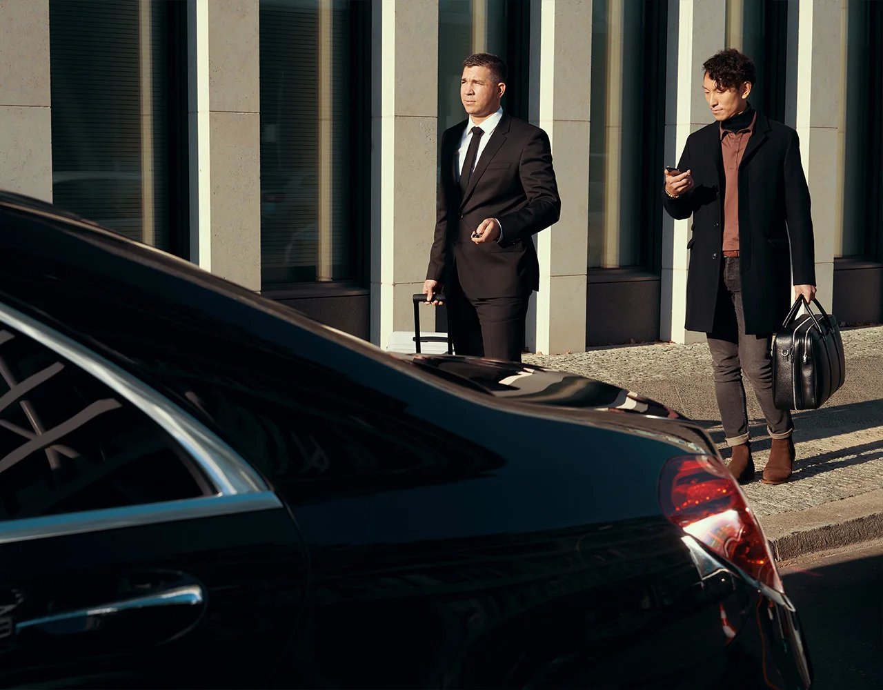 Düsseldorf Erkelenz Chauffeur Transfer – Professioneller Fahrer öffnet Autotür für Kunden
