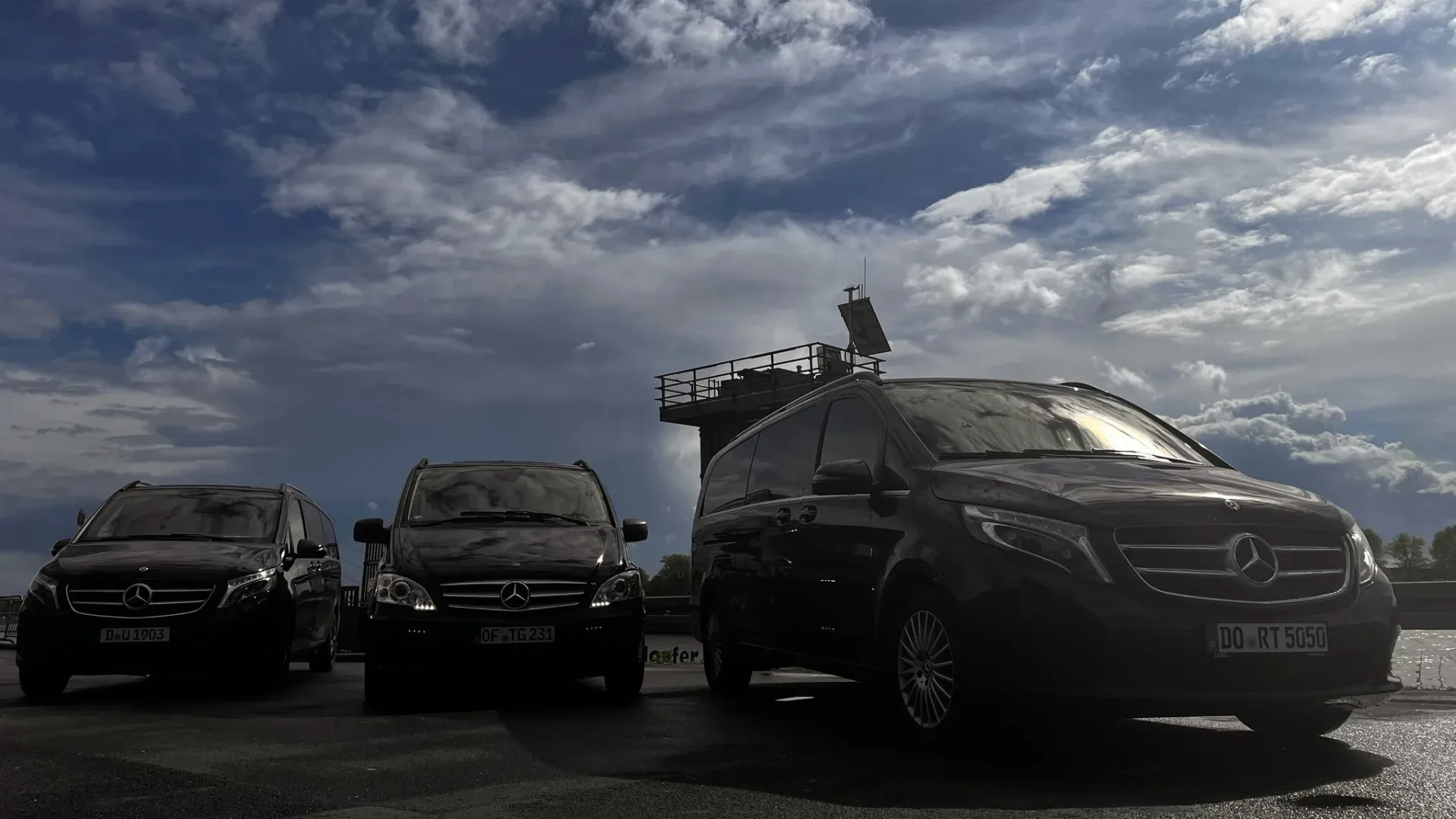 Drei geparkte Mercedes-Fahrzeuge von Travelnes in einem Servicebereich.
